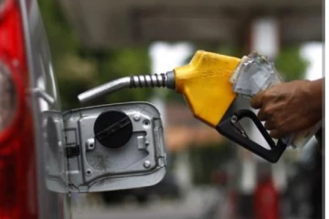 අද මධ්‍යම රාත්‍රියේ සිට ඉන්ධන මිල පහළට..!