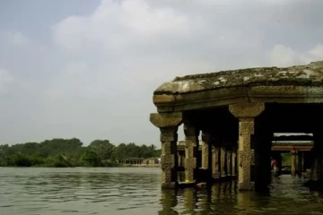 ஆற்றின் நடுவிலே அமைந்திருக்கும் முருகன் கோவில்