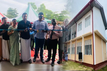 மட்டக்களப்பில் கிழக்கு ஆளுநரினால் கடைத்தொகுதி திறந்துவைப்பு