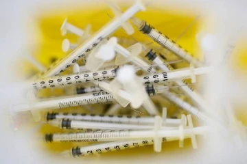 ஒரே நாளில் 10 கொரோனா தடுப்பூசி போட்டுக்கொண்ட நபர்: வெளியான பகீர் பின்னணி