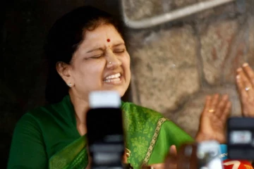 அதிமுகவினரை நீக்குவது அதிர்ச்சியை அளிக்கிறது... என்ன சொன்னாலும் அதிமுகவை விட்டு விட மாட்டேன் - சசிகலா!