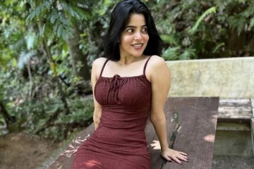 டூபீஸ் ஆடையில் இப்படியொரு போஸ்!! வாய்ப்பிளக்க வைக்கும் நடிகை திவ்யபாரதி.