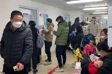 ஸ்தம்பிக்கும் மருத்துவமனைகள்... மருந்துகள் பற்றாக்குறை: அதிகரிக்கும் பாதிப்பு எண்ணிக்கையால் திணறும் நாடு