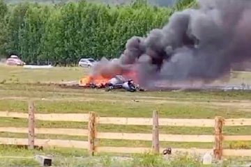 நடு வானில் நெருப்பு கோளமான சுற்றுலா ஹெலிகொப்டர்... பலர் உடல் கருகி மரணம்