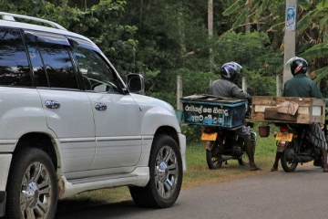 கடும் நித்திரையால் வீதியில் உறங்கிய நாடாளுமன்ற உறுப்பினர்
