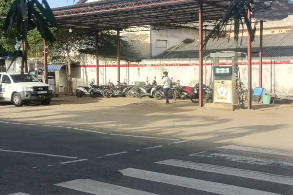 இலங்கையில் மீண்டும் எரிபொருளுக்காக வரிசையில் நிற்கும் மக்கள்! | People Queuing For Fuel Petrol Again In Vavuniya