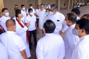 மகிந்த பதவி விலகினால் சிக்கப் போகும் பெரும் புள்ளிகள்! தப்பிக்கும் பிரயத்தனத்தில் அரசியல்வாதிகள் (Photos)