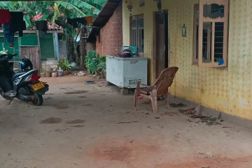 வவுனியாவில் வீடொன்றின் மீது வாள்களுடன் சென்ற இளைஞர் குழு தாக்குதல் (PHOTOS)