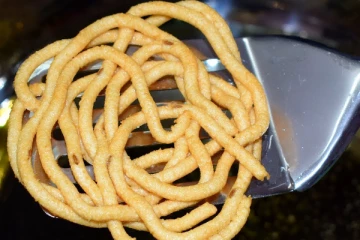 முறுக்கு செய்ய அரிசி மாவு அரைச்சு கஷ்டப்பட வேண்டாம்! ஈஸியா செய்யலாம்... எப்படி தெரியுமா?