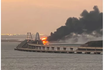 கிரிமியாவுக்கும் ரஷ்யாவுக்கும் இடையிலான இணைப்பு பாலத்தில் பாரிய தீ விபத்து