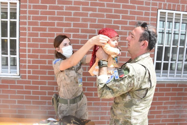 விமான நிலையத்தில் கிடந்த ஆப்கானிஸ்தான் பச்சிளம் குழந்தை - அம்மாவாக மாறிய  வீராங்கனை | Afghanistan Taliban Kabul Airport Child Missing