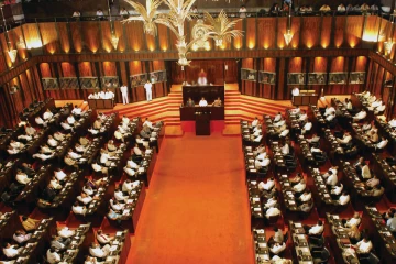 අද 7 ට මුළු රටම බලා සිටි මොහොත - 22 ගැන ගන්න යන තීරණය නිසා අද පාර්ලිමේන්තුවම උණුසුම් වෙන ලකුණු