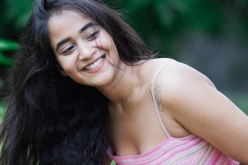 நடிகை தீப்தி சுனைனா ஹாட் புகைப்படங்கள்