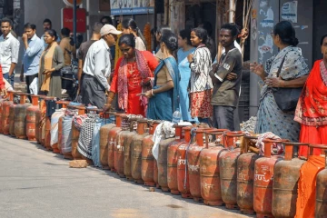 යුද්ධය නිසා ගෑස් හිඟවෙයි - ඉන්දියාවේ LPG ආනයනය අඩාල වෙයි