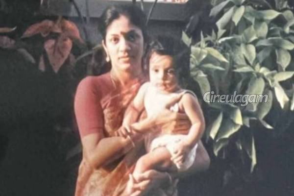 சிறுவயதில் செம கியூட்டாக இருக்கும் இந்த இளம் நடிகர் யார் என்று தெரிகிறதா?- அட இவர்தானா | Top Actor Childhood Photo With His Mother