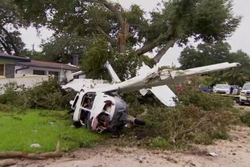 குடியிருப்பு பகுதியில் விழுந்து நொறுங்கிய விமானம் ; உயிர்தப்பிய பயணிகள்