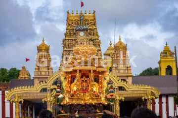 දෙස් විදෙස් බැතිමතුන්ගෙන් පිරී යන යාපනයේ නල්ලූර් කෝවිලේ තේරු උළෙල.. (LIVE VIDEO)