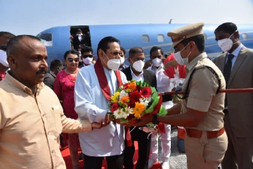 மகிந்தவின் திருப்பதி பயணம் -  வெடித்தது சர்ச்சை (படங்கள்)