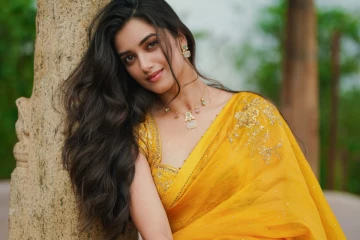 நடிகை பாக்யஶ்ரீ போர்ஸ் மஞ்சள் சேலையில் அழகிய போட்டோஷூட்