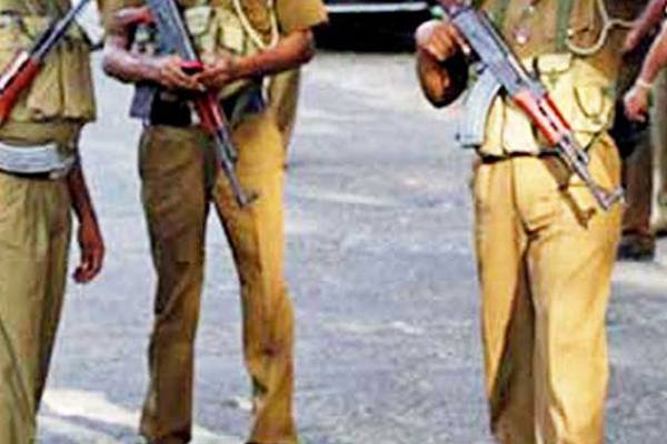 பொலிஸாரின் உத்தரவை மீறிச்சென்ற வாகனம் மீது துப்பாக்கிச்சூடு - சாரதி தப்பியோட்டம் | Ambalangodaambalangoda Police Open Fire Lorry