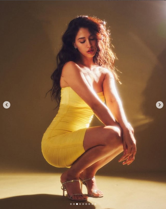 மஞ்சக்காட்டு மைனாவாக நடிகை திஷா பதானி வெளியிட்ட கிளாமர் போட்டோஸ் 9 Gallery