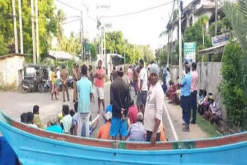 திருகோணமலையில் சட்டவிரோத மீன்பிடி: ஆர்ப்பாட்டத்தில் குதித்த கடற்றொழிலாளர்கள்
