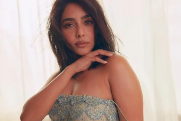 தாறுமாறு கிளாமர் உடையில் ஐஸ்வர்யா லட்சுமி.. லேட்டஸ்ட் ஸ்டில்கள்