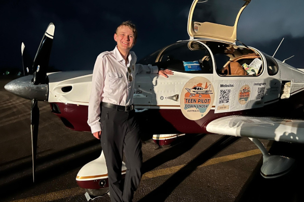 15 வயதில் உலகை சுற்றும் இளம் விமானி; இலங்கைக்கு வருகை! | 15 Th Old Australian Pilot Visit Srilanka