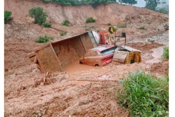 கேரளாவை தொடர்ந்து கர்நாடகாவிலும் பயங்கர நிலச்சரிவு - மண்ணில் புதைந்த வாகனங்கள்