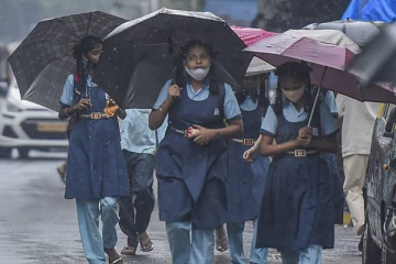 கனமழை எதிரொலி: பள்ளி, கல்லூரிகளுக்கு விடுமுறை!