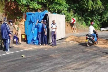 துப்பாக்கி  உட்பட ஆயுதங்களுடன் புரண்ட சுமை ஊர்தி