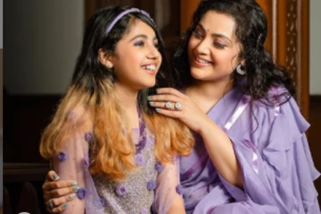 மீனா வீட்டு விஷேசத்தில் பேரழகியாக ஜொலிக்கும் மகள்...  அடையாளம் தெரியாத அளவு வளர்ந்துட்டாங்க!