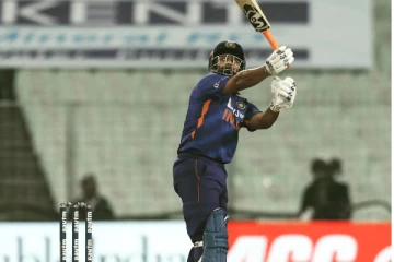 ஒற்றை கையால் அசால்ட்டாக சிக்ஸ் அடித்த ரிஷப் பண்ட் - மிரண்டு போன கிரிக்கெட் ரசிகர்கள்