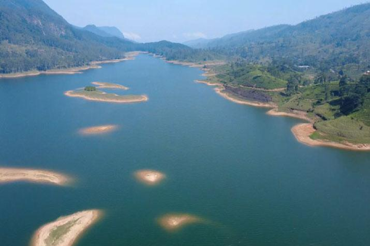 கடும் வறட்சி : விளையாட்டுமைதானமாக மாறிய நீர்த்தேக்கங்கள் | Castlereagh Island Becomes A Playground