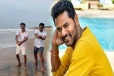 மகனுடன் கடற்கரையில் அசத்தல் குத்தாட்டம் போட்ட பிரபுதேவா... படு வைரலாகும் காணொளி!