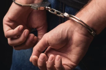 මහා පරිමාණයෙන් පුද්ගලයෙක් අයිස් බෙදලා - ඔහු ලග තිබී හමු වූ දේ..