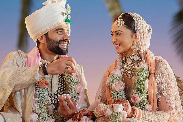 லேட்டஸ்ட் கிளாமர் லுக்கில் அசத்தும் நடிகை ரகுல் ப்ரீத் சிங்! குவியும் லைக்குகள் | Actress Rakul Preet Singh Latest Photoshoot Viral