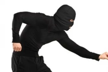 නිවසකින් කෝටියකට අධික මුදල් සහ ගිනිඅවියක් සොරා කාලා..