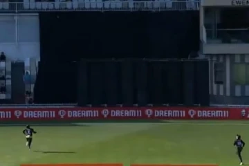 கிரிக்கெட் உலகையே திரும்பி பார்க்க வைத்த பிடியெடுப்பு :வைரலாகும் காணொளி