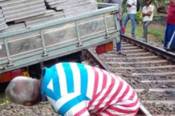 ரயில் தண்டவாளத்தில் விபத்தில் சிக்கிய லொறி ; போக்குவரத்துக்கு பெரும் பாதிப்பு