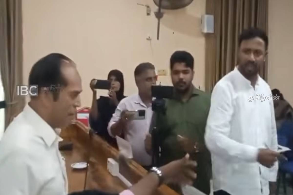 காத்தான்குடி அபிவிருத்திக் குழுக் கூட்டத்தில் பரபரப்பு: எதிர்க்கட்சி உறுப்பினர்கள் வெளியேற்ற முயற்சித்தால் எழுந்த சர்ச்சை | Tension At The Kattankudy Committee Meeting