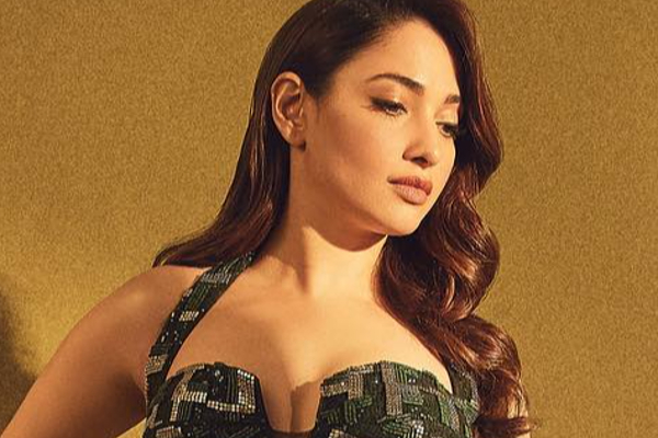 டூபீஸ் உடையில் நீச்சல் குளத்தில் மிதக்கும் தமன்னா.. வெளிநாட்டில் எல்லைமீறும் நடிகை | Tamannaah Hot Bikini Pic Goes Viral