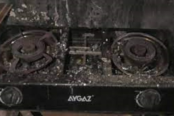 ஆனைக்கோட்டையில் வெடித்துச் சிதறிய எரிவாயு அடுப்பு- தொடர்ச்சியாக பற்றியெரிந்த தீ! - ஐபிசி தமிழ்