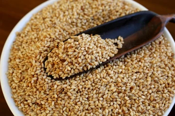 வறுத்த எள் விதைகளை அதிகாலையில் மெல்லுவது கிடைக்கும் நன்மைகள் என்ன தெரியுமா?