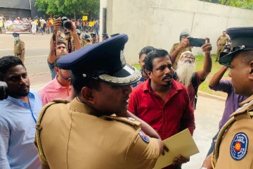 கொழும்பில் நீதி அமைச்சிற்கு முன்பாக திரண்ட இளைஞர் யுவதிகள்! பலப்படுத்தப்பட்டுள்ள பாதுகாப்பு (Video)