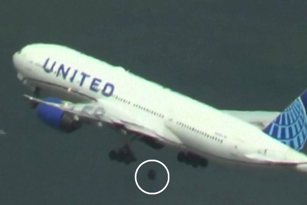 United Airlines Flight, United Airlines flight loses tyre, San Francisco, விமானம் புறப்பட்ட சில நிமிடங்களில் கழன்று விழுந்த டயர்., வெளியான காணொளி