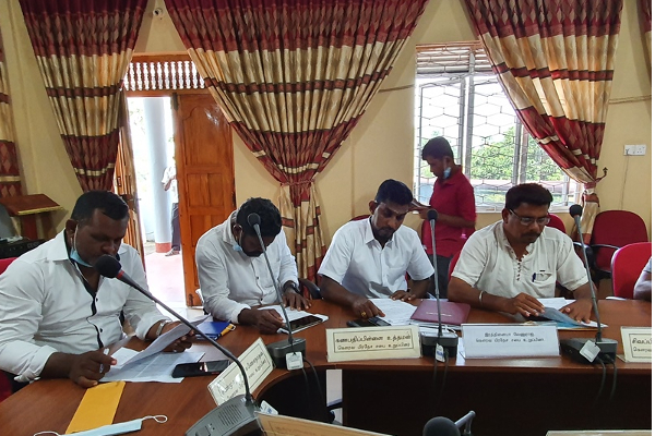 மண்முனை தென் எருவில் பிரதேச சபையின் அமர்வில் அமளிதுமளி  (VIDEO) | Debt Pradeshiya Sabha Session Held In The Middle