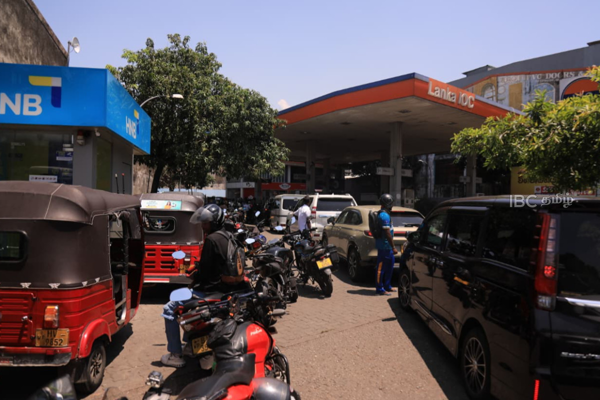 எரிபொருள் விநியோகத்திற்கான QR முறை: நீண்ட வரிசையில் காத்திருக்கும் சாரதிகள் | Sri Lanka Fuel Qr Code Back Queues Colombo எரிபொருள் விநியோகத்திற்கான QR முறை: நீண்ட வரிசையில் காத்திருக்கும் சாரதிகள் | Sri Lanka Fuel Qr Code Back Queues Colombo