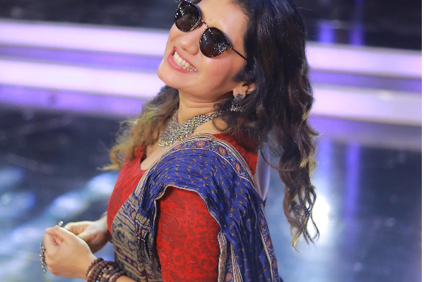 திருமணமாகி 6 வருஷத்துக்கு பின் வெட்கப்பட்ட விஜே பிரியங்கா.. ஒரு வேல அப்படி இருக்குமோ!! | Vj Priyanka Deshpande Latest Shy Smile Photos