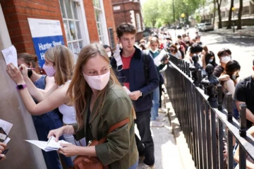 பிரித்தானியாவில் தடுப்பூசி விதிமுறைகளில் திருத்தம்: இளைஞர்களுக்கு மகிழ்ச்சி செய்தி